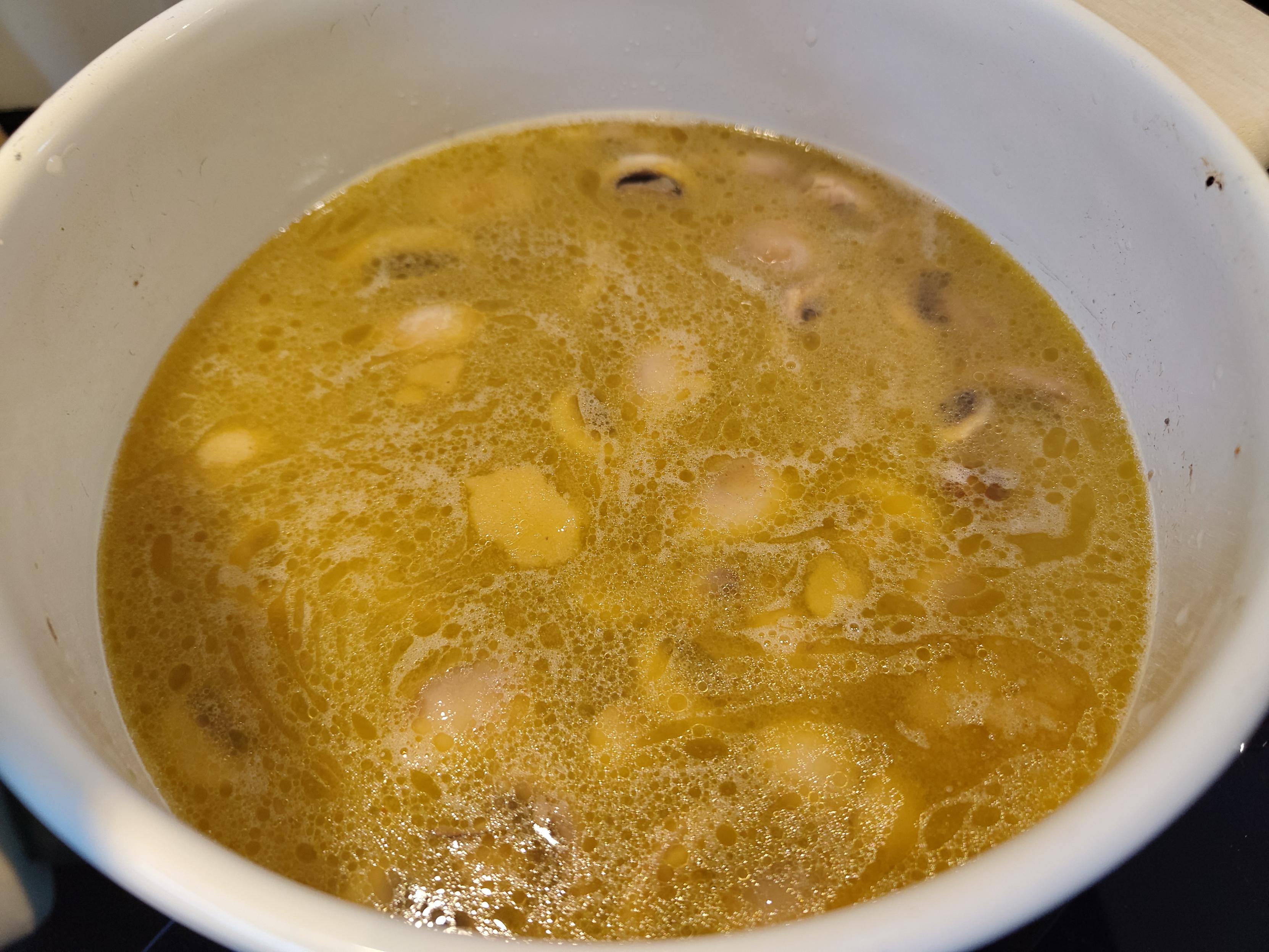 button_mushrooms_boiling_in_butter